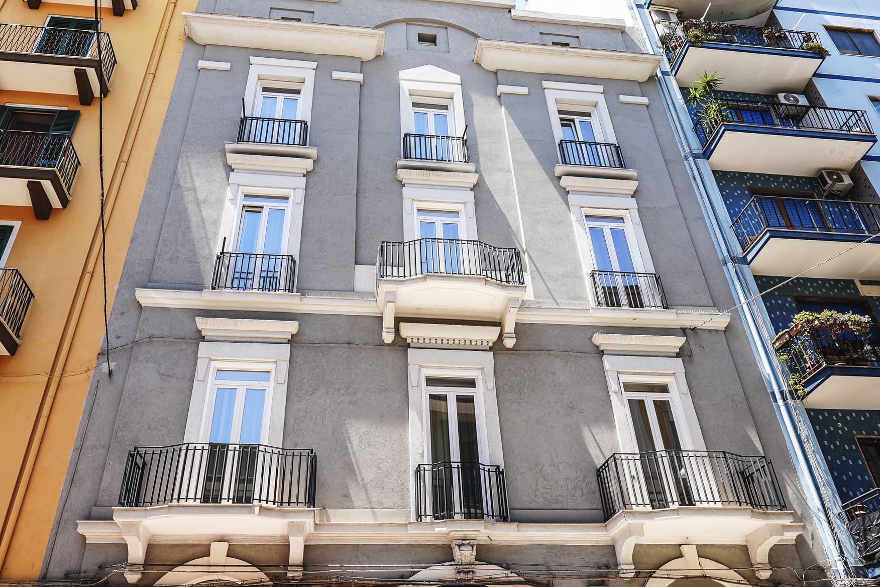 Esterni luminosi di un residence moderno